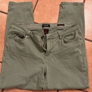 Woman’s Skinny Ankle Pant